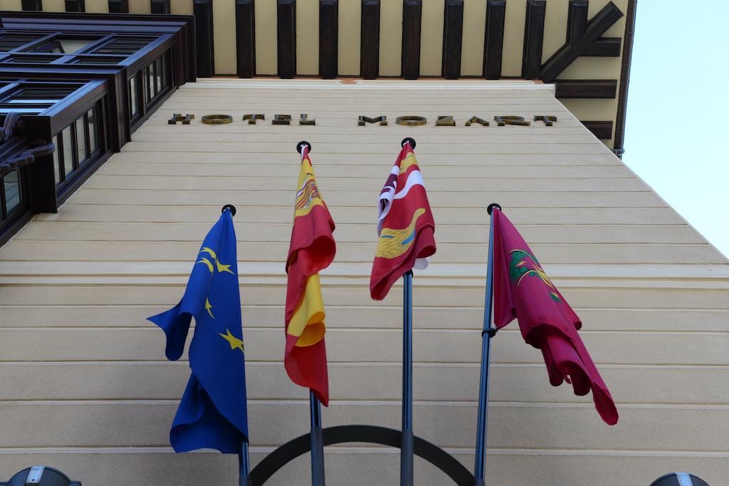 Hotel Mozart Valladolid Bagian luar foto